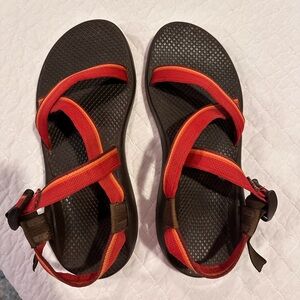 Lightly worn women’s chaco sandals with adjustable straps.